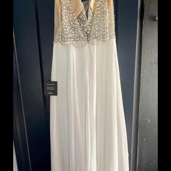 Beautiful dress size 8, but runs small. - Picture 2 of 7